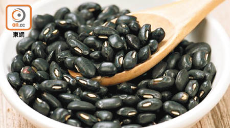 黑色食物有助補腎，例如黑豆。