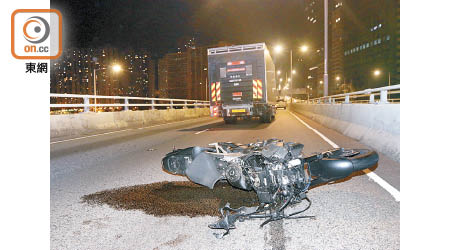 荃灣路天橋車禍，電單車被貨車拖行。（李國健攝）