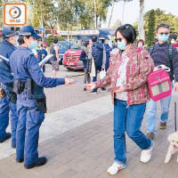 警員在西貢派發宣傳單張。（馬竟峯攝）