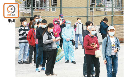 港府安排檢測承辦商為葵盛西邨第8座住戶提供免費病毒檢測。