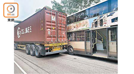 貨櫃車車尾損毀。（張世洋攝）