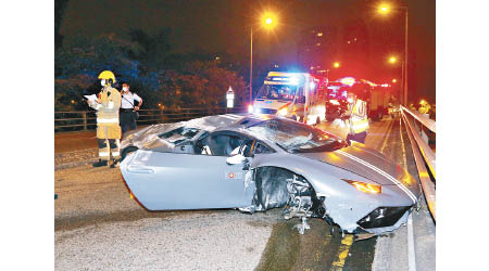 涉事跑車右前轆撞至飛脫。（沈厚錚攝）