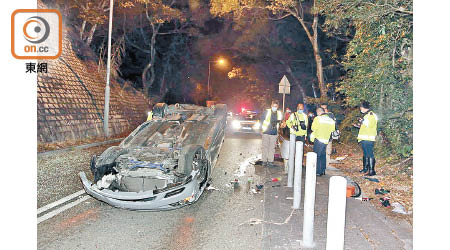 私家車在西沙路失事撞翻。（楊日權攝）