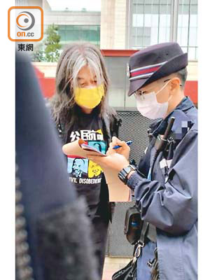 梁國雄（左）當街食煙，涉違反「口罩令」。