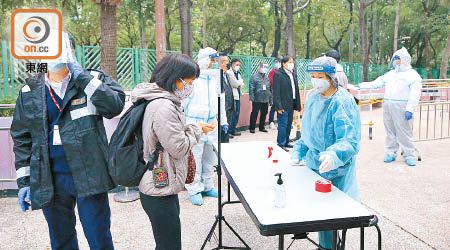 貴東樓全幢住戶須接受強制病毒檢測。（林耀康攝）