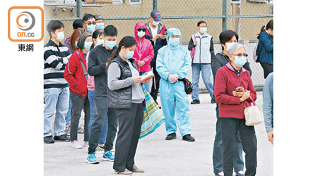 專家建議，港府應觀察外國情況後再決定是否為市民接種相關疫苗。