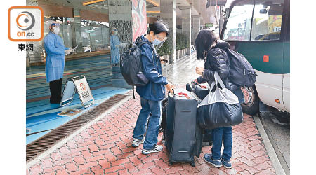 首批檢疫旅客進入酒店。（李志湧攝）