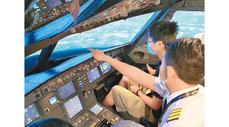 模擬器內部模仿實際駕駛艙內的系統和控制裝置，為專業機師作培訓之用。