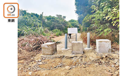 西貢相思灣村有違建石屎路。