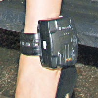 孟晚舟於加拿大保釋期間，規定要戴上內置GPS功能的電子腳鐐。