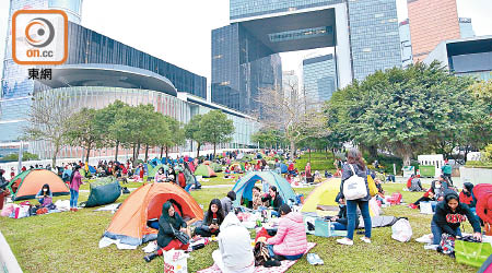 帳幕「佔領」整個添馬公園，現場人山人海。（袁志豪攝）