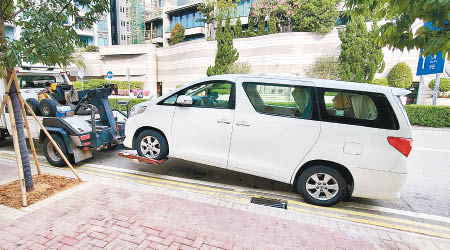 涉嫌違例停泊的車輛遭拖走。