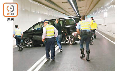 七人車橫亘管道，警方到場調查。