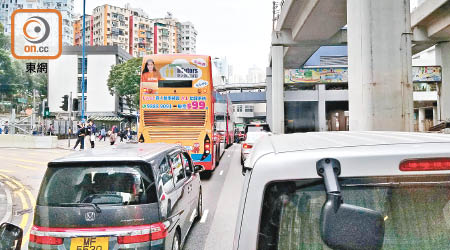 觀塘區是塞車重災區，打工仔上下班飽受困擾。（何瑞芬攝）