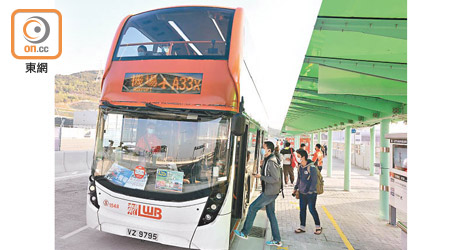 乘客在巴士轉乘站轉車。（何天成攝）