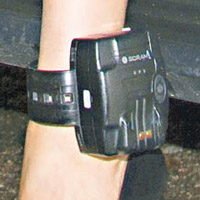 電子腳鐐是電子監察裝置之一。