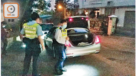 警員打開黎智英的律師團隊乘坐車輛車尾箱搜查，防止有人匿藏。（任方攝）