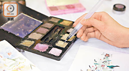 環保組織「妝‧色Coslligraphy」把過期或無用的化妝品回收再造成顏料，用來畫畫及寫字。