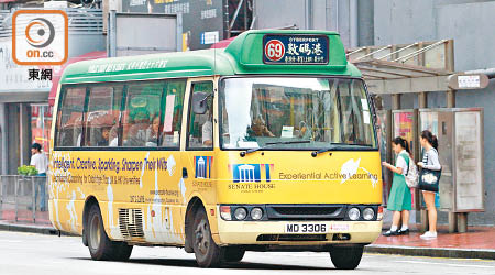 專線小巴實時到站資訊系統昨日起於3條香港島路線試行。
