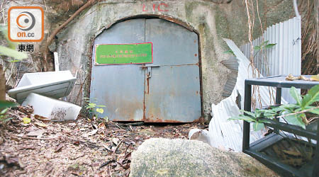 筲箕灣：防空洞入口處周邊不乏廢棄圍板及塑膠架等雜物。