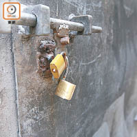 油麻地：一把門鎖被打開，另一把鎖的匙孔則被惡意堵塞。