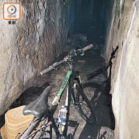 油麻地：一輛綠色單車停泊在防空洞內。