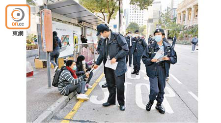 中環：多名警員和食環署人員在中環遮打道一帶巡查，並提醒外傭要注意防疫規例。（李志湧攝）