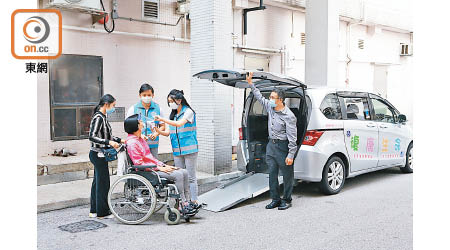 復康生命提供無障礙專車，接載有需要及低收入的輪椅人士出入醫院。