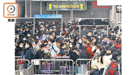 深圳灣口岸昨整日人頭湧湧，擠滿大批趕過關的市民。（黃仲民攝）