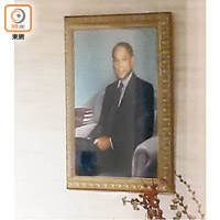 辦公室內掛有霍英東肖像。