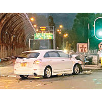 大埔：白色私家車撞向安全島鐵欄。