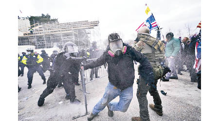 華盛頓：示威者衝擊國會外的警方防線。