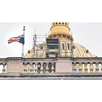 西維珍尼亞洲：州議會大樓倒掛美國國旗。