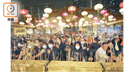 每逢年三十晚都有大批市民到黃大仙祠上頭炷香。