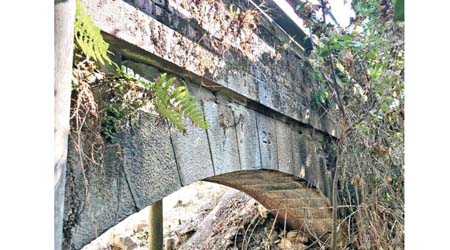 薄扶林有32條百年歷史的引水道，部分因附近瑪麗醫院及香港大學進行工程而受到破壞。