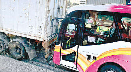 葵涌：旅遊巴撞向貨櫃車車尾。