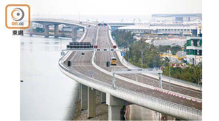 持有許可證的跨境私家車，可免手續用港珠澳大橋往返珠海及香港。