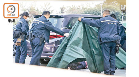 警員以帳篷遮蓋墮樓印傭的遺體。（王鏡文攝）