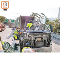 貨櫃車駕駛室嚴重損毀。（林耀康攝）