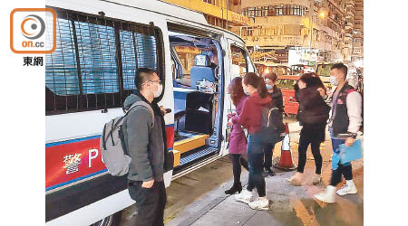 深水埗：被捕女子遭警員押上警車。