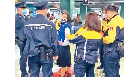 被指是中大內地女教授李薇的女子遭港鐵職員及警員包圍。（互聯網圖片）