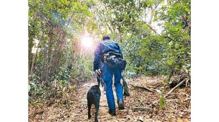 警方帶同警犬到場協助。