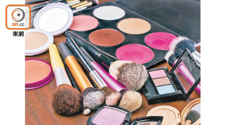 化妝掃如久未清洗，會積聚化妝品殘餘物及油脂。