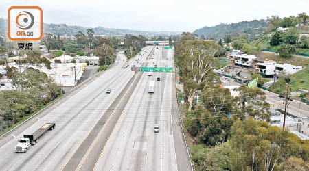 去年3月及4月，汽車量急劇下降令高速公路變得空曠。