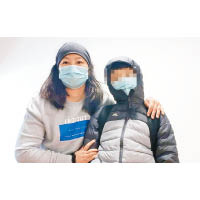 Dilip Rai的妻子（左）及兒子（右）在竹篙灣檢疫中心確診新冠肺炎。