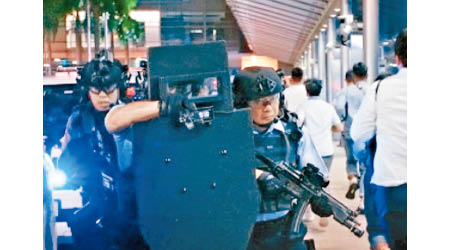 鄧炳強（右）在警隊新一輯宣傳片《守城》扮演反恐特勤隊「一柴」。