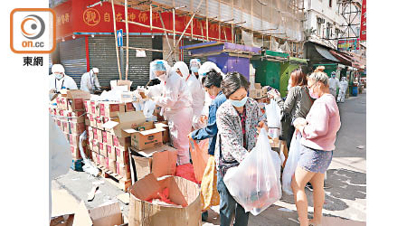 完成登記的居民可獲發物資。（李國健攝）