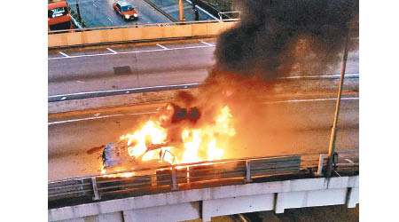 私家車火光熊熊。（余宏基攝）