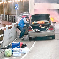 司機搬走車內物件逃生。