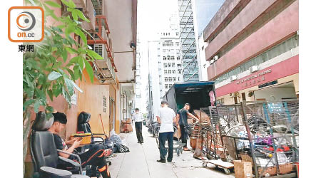 新蒲崗：有南亞人佔用咪錶位經營回收生意，在馬路和行人路上擺放多個鐵籠和大班椅。
